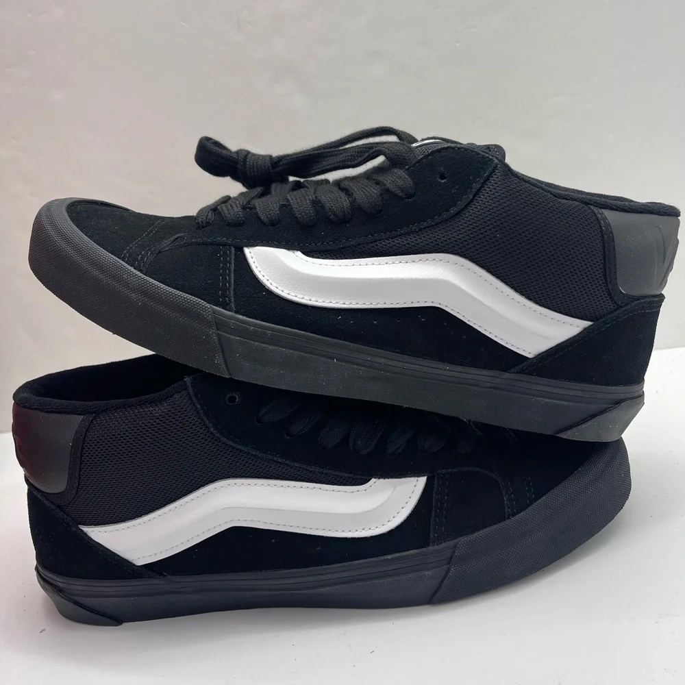 Vans Men’s 11.5 Knu Mid
Black/Black/White
VN000CQ9B8C Sneakers - Picture 16 of 16